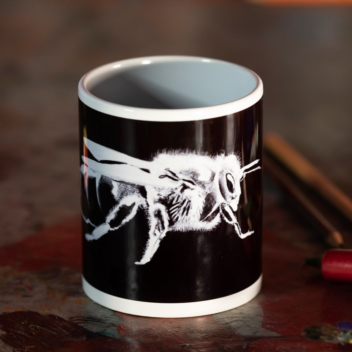 Design Cup BEE white on black